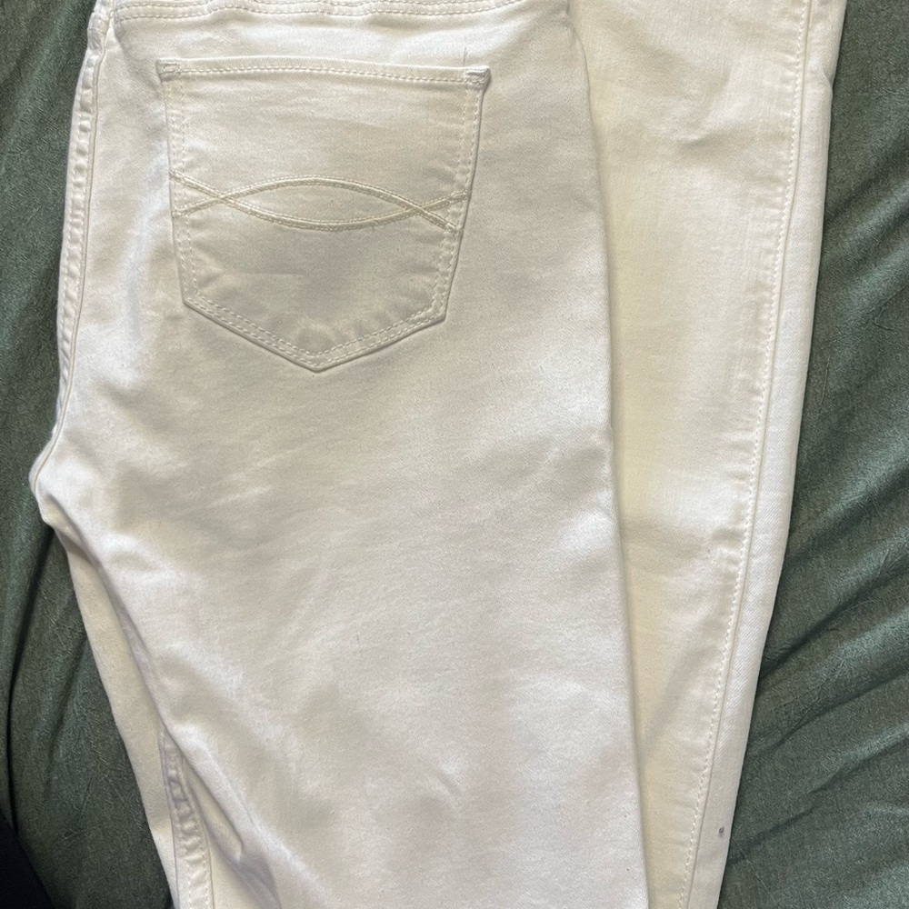 White Abercrombie and fitch 4L w27L31